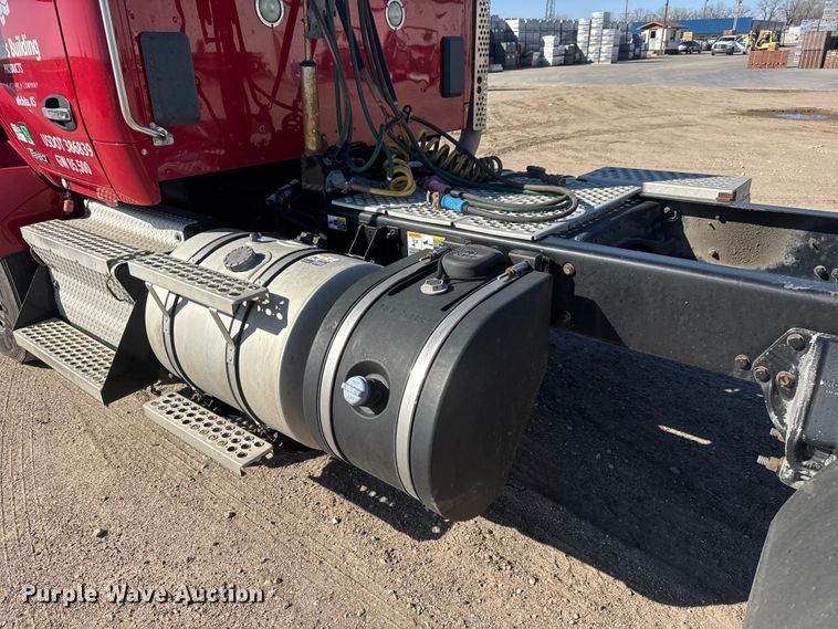 image for item ET1704 2015 Kenworth T880 semi truck