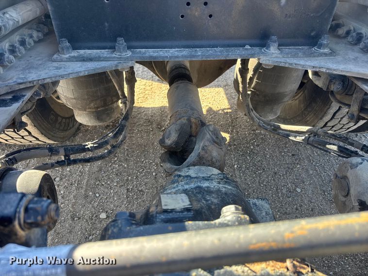 image for item ET1704 2015 Kenworth T880 semi truck