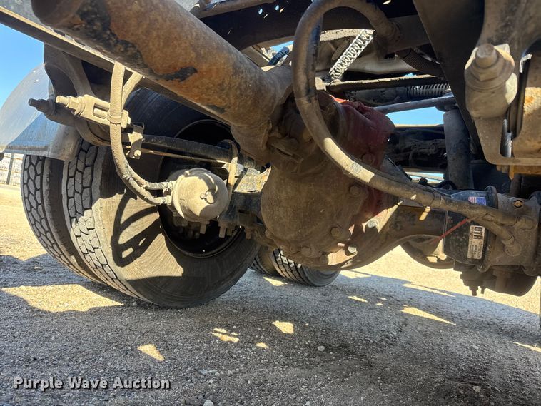 image for item ET1704 2015 Kenworth T880 semi truck