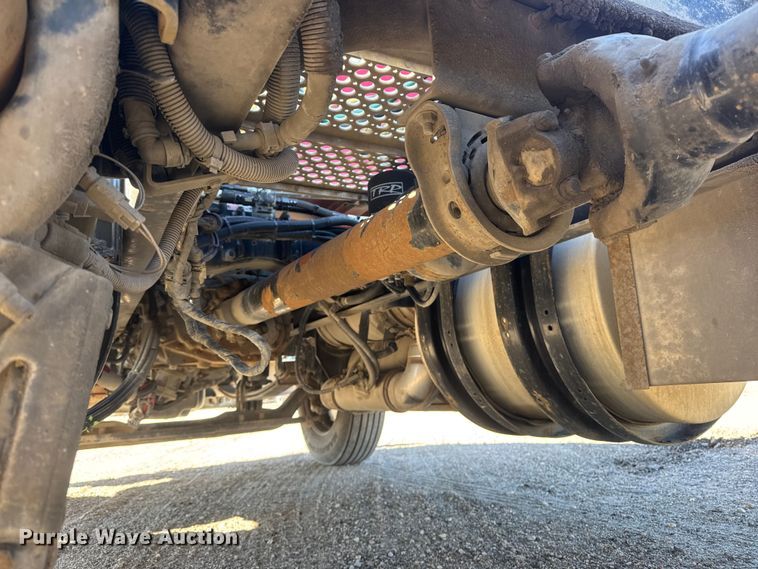 image for item ET1704 2015 Kenworth T880 semi truck