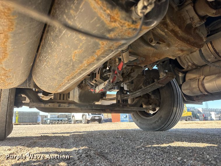 image for item ET1704 2015 Kenworth T880 semi truck