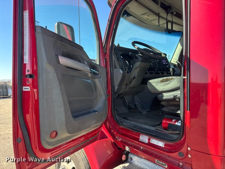 image for item ET1704 2015 Kenworth T880 semi truck