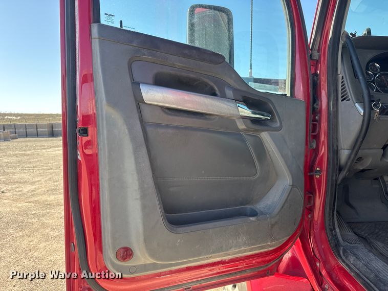 image for item ET1704 2015 Kenworth T880 semi truck