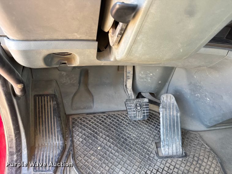 image for item ET1704 2015 Kenworth T880 semi truck