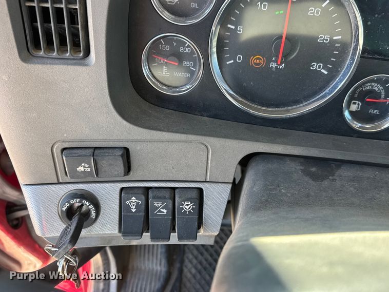 image for item ET1704 2015 Kenworth T880 semi truck