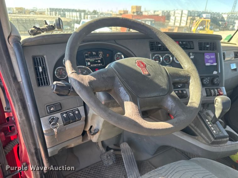 image for item ET1704 2015 Kenworth T880 semi truck