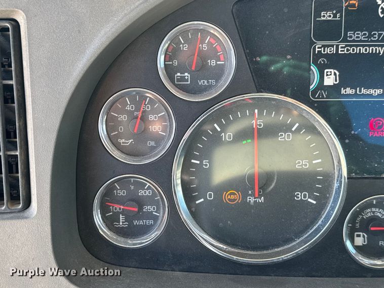 image for item ET1704 2015 Kenworth T880 semi truck