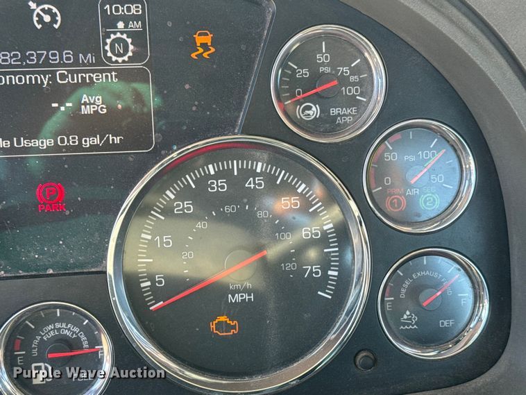 image for item ET1704 2015 Kenworth T880 semi truck