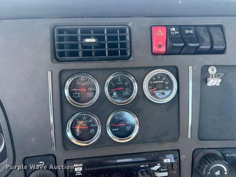 image for item ET1704 2015 Kenworth T880 semi truck