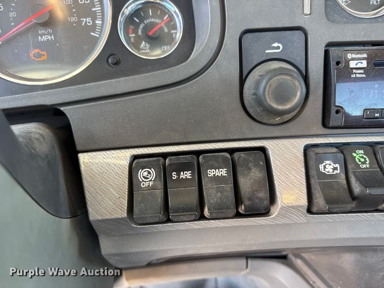 image for item ET1704 2015 Kenworth T880 semi truck