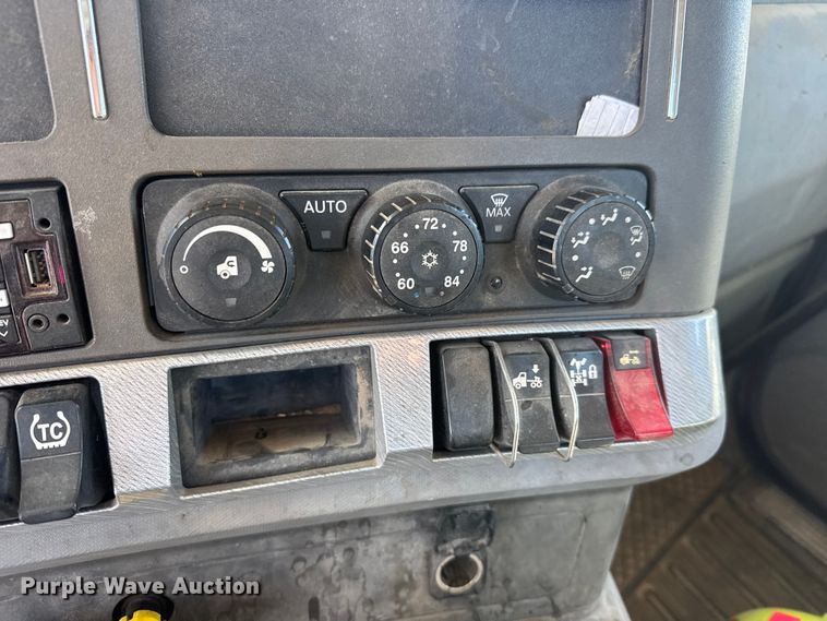 image for item ET1704 2015 Kenworth T880 semi truck