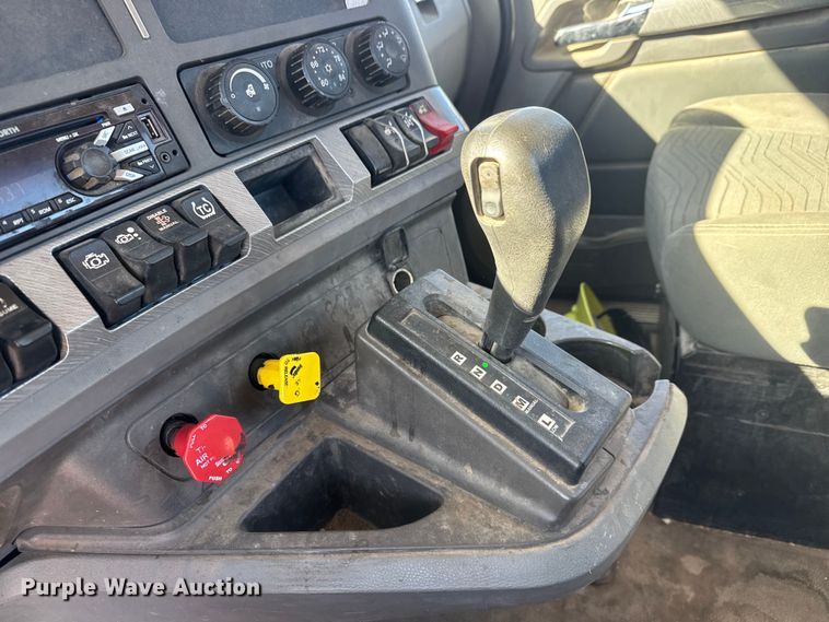 image for item ET1704 2015 Kenworth T880 semi truck