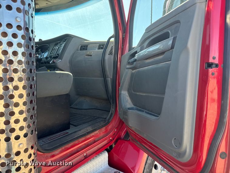 image for item ET1704 2015 Kenworth T880 semi truck