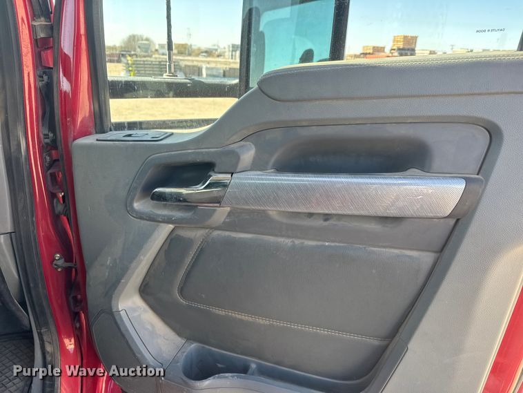 image for item ET1704 2015 Kenworth T880 semi truck