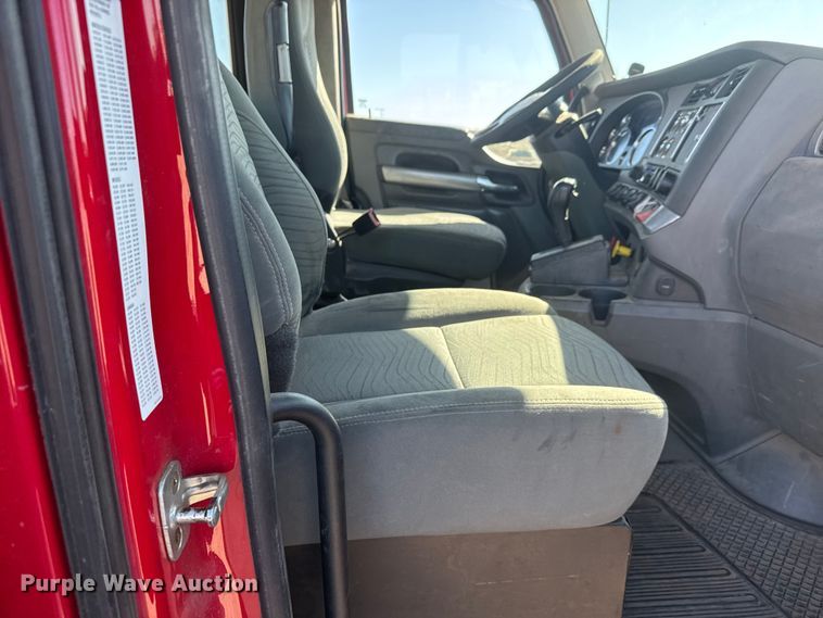 image for item ET1704 2015 Kenworth T880 semi truck