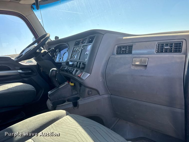 image for item ET1704 2015 Kenworth T880 semi truck