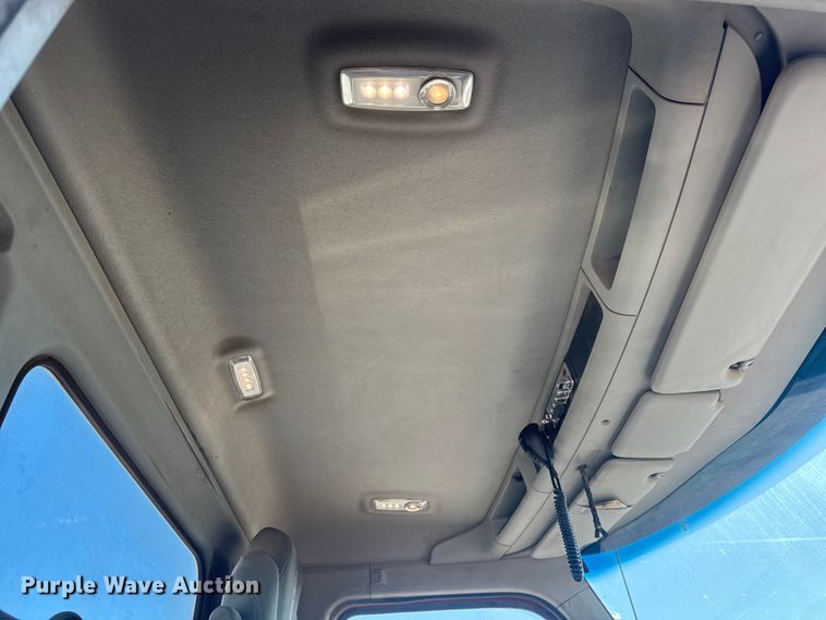 image for item ET1704 2015 Kenworth T880 semi truck