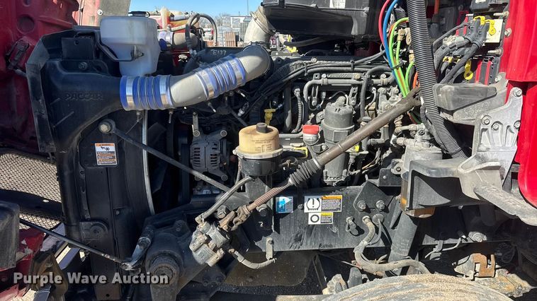 image for item ET1704 2015 Kenworth T880 semi truck