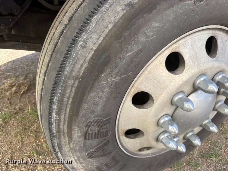 image for item ET1704 2015 Kenworth T880 semi truck