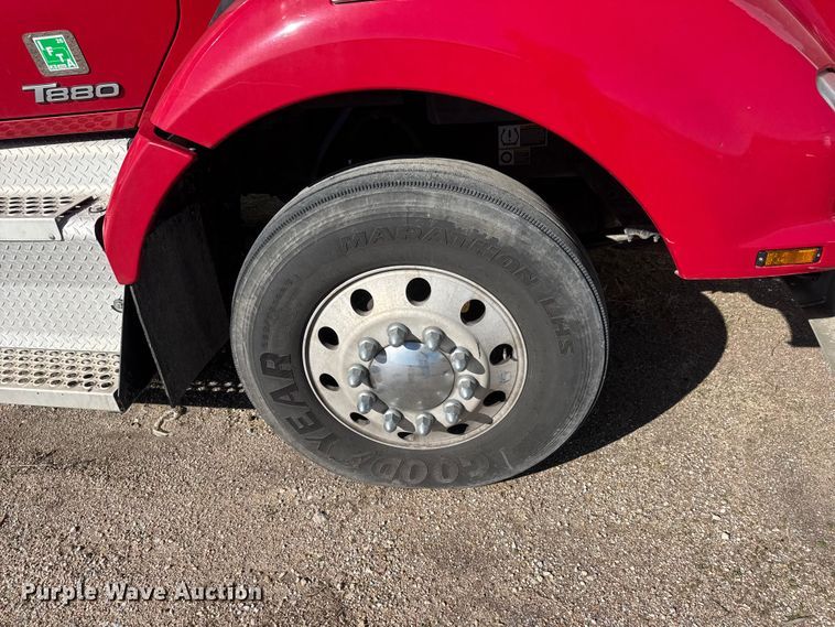 image for item ET1704 2015 Kenworth T880 semi truck