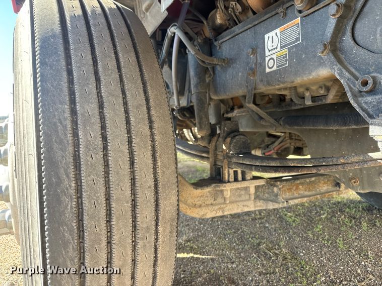 image for item ET1704 2015 Kenworth T880 semi truck