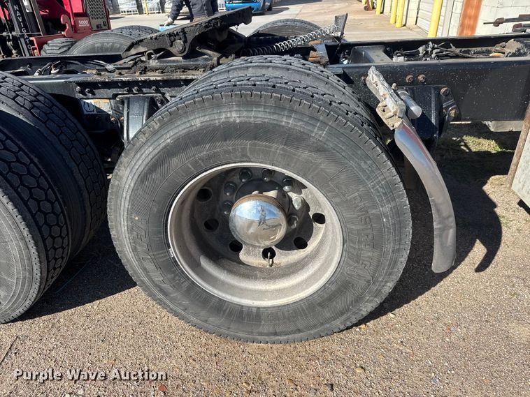 image for item ET1704 2015 Kenworth T880 semi truck