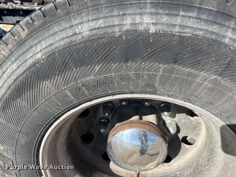 image for item ET1704 2015 Kenworth T880 semi truck