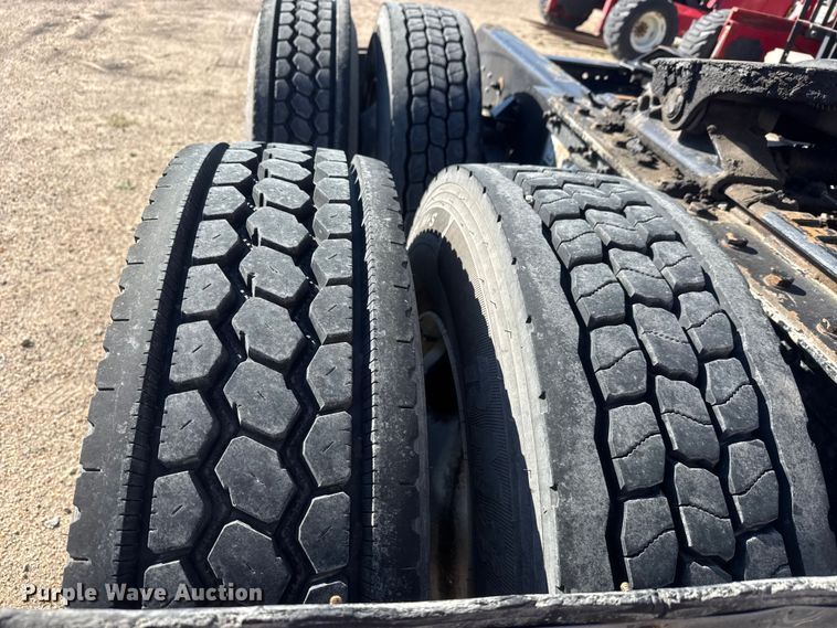 image for item ET1704 2015 Kenworth T880 semi truck