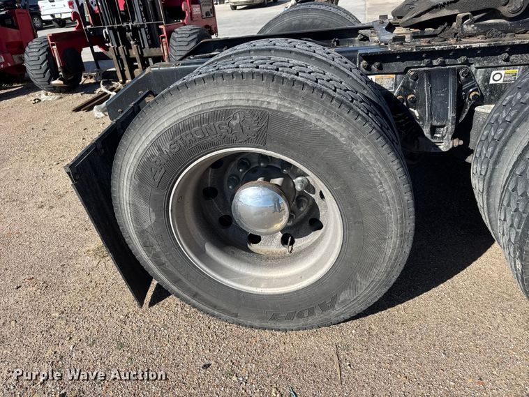 image for item ET1704 2015 Kenworth T880 semi truck