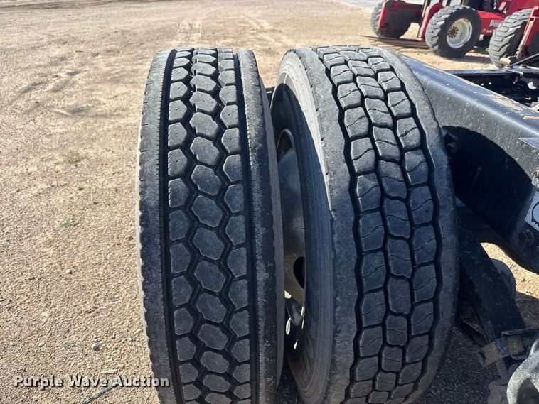 image for item ET1704 2015 Kenworth T880 semi truck