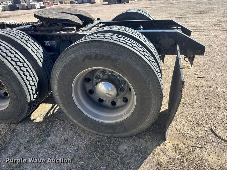 image for item ET1704 2015 Kenworth T880 semi truck