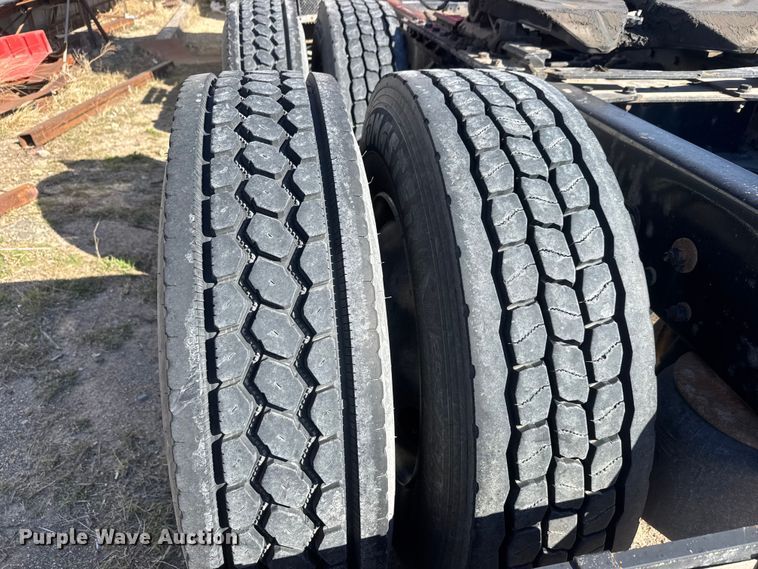 image for item ET1704 2015 Kenworth T880 semi truck