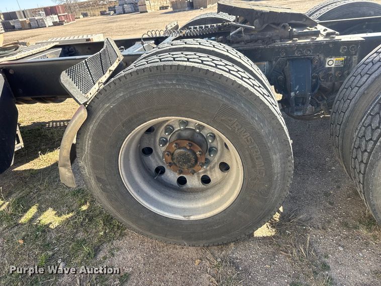 image for item ET1704 2015 Kenworth T880 semi truck