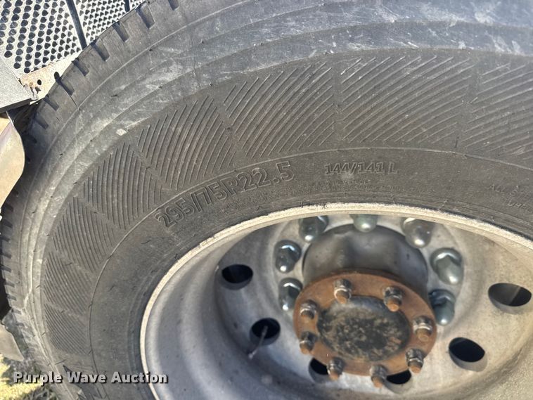 image for item ET1704 2015 Kenworth T880 semi truck