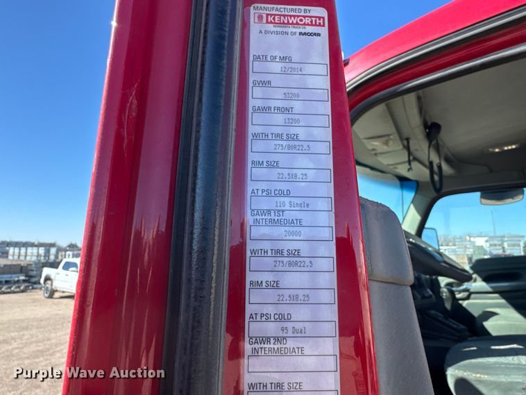 image for item ET1704 2015 Kenworth T880 semi truck