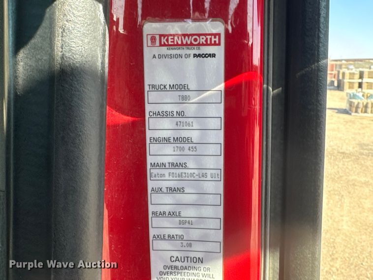 image for item ET1704 2015 Kenworth T880 semi truck