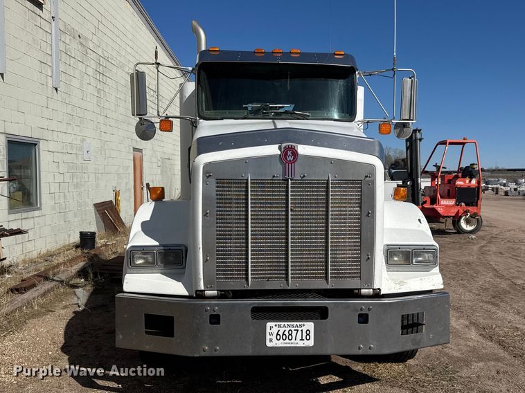 image for item ET1705 2002 Kenworth T800 semi truck