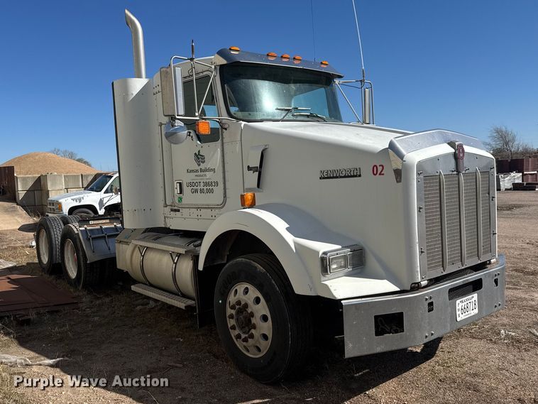image for item ET1705 2002 Kenworth T800 semi truck