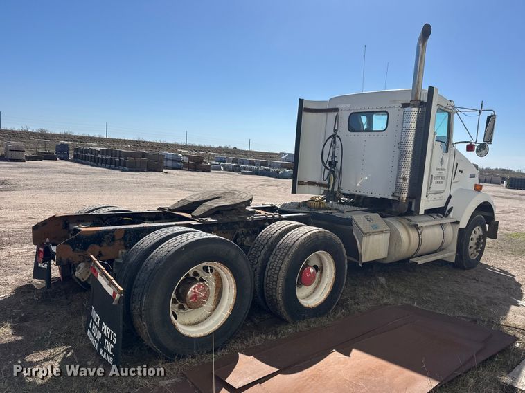 image for item ET1705 2002 Kenworth T800 semi truck