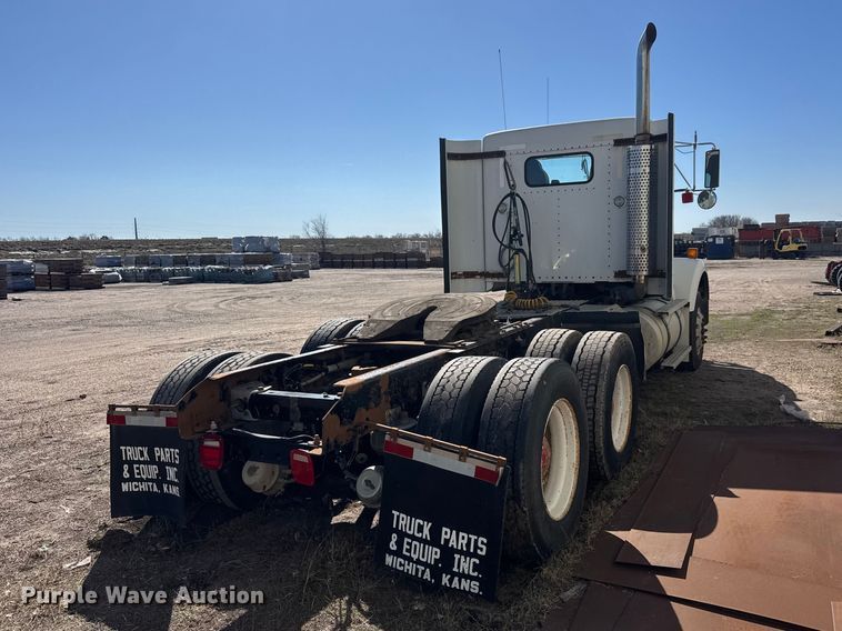 image for item ET1705 2002 Kenworth T800 semi truck