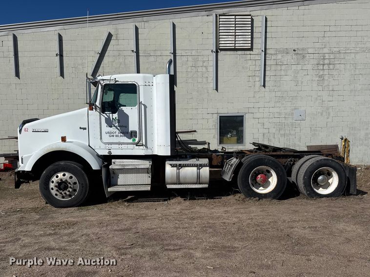 image for item ET1705 2002 Kenworth T800 semi truck
