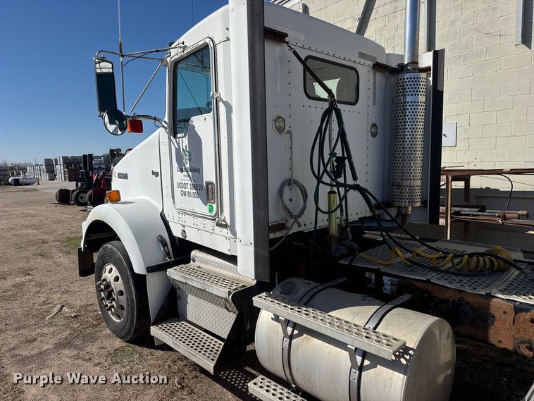 image for item ET1705 2002 Kenworth T800 semi truck