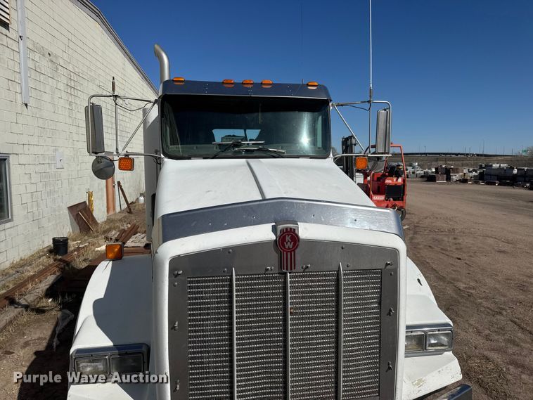 image for item ET1705 2002 Kenworth T800 semi truck