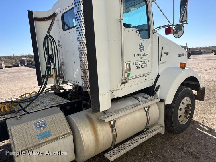 image for item ET1705 2002 Kenworth T800 semi truck