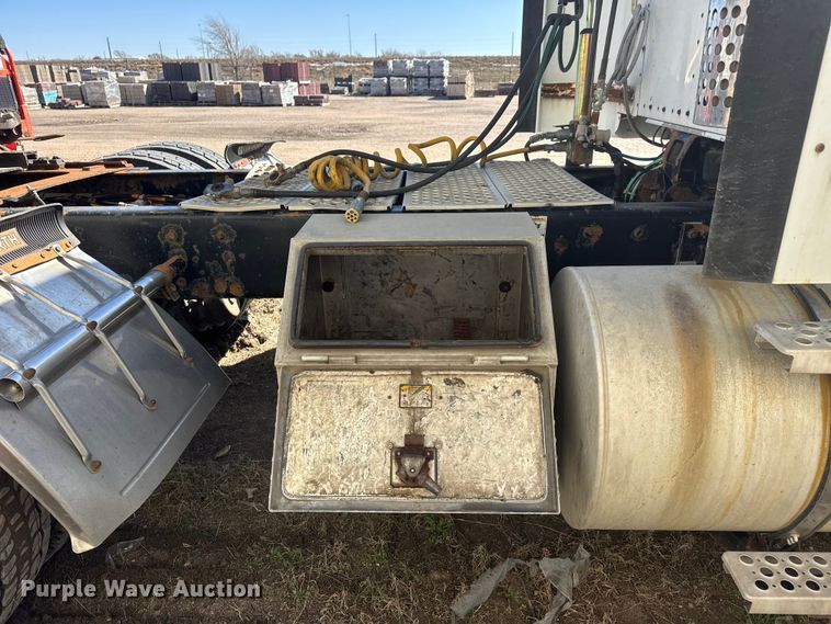 image for item ET1705 2002 Kenworth T800 semi truck