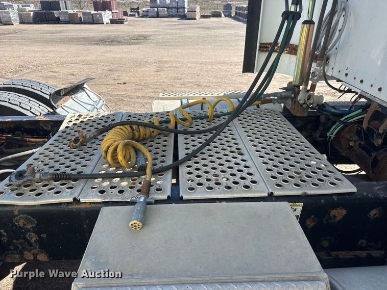 image for item ET1705 2002 Kenworth T800 semi truck