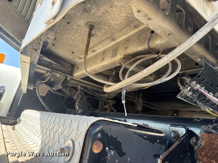 image for item ET1705 2002 Kenworth T800 semi truck