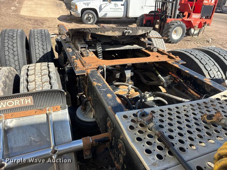 image for item ET1705 2002 Kenworth T800 semi truck