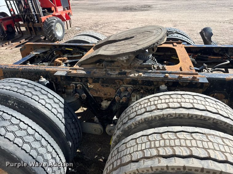 image for item ET1705 2002 Kenworth T800 semi truck