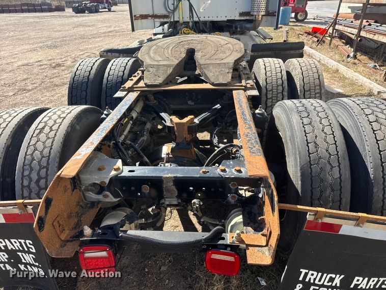 image for item ET1705 2002 Kenworth T800 semi truck